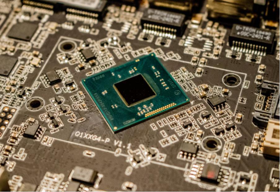 What Is the Default Output Voltage of the LMR43620MSC5RPERQ1? Can It Be Adjusted?